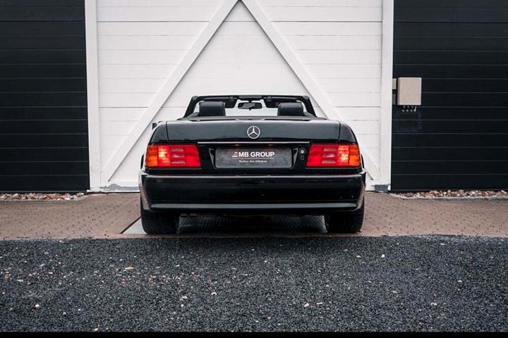 Gul Mercedes 500 SL fra 1990 set udefra