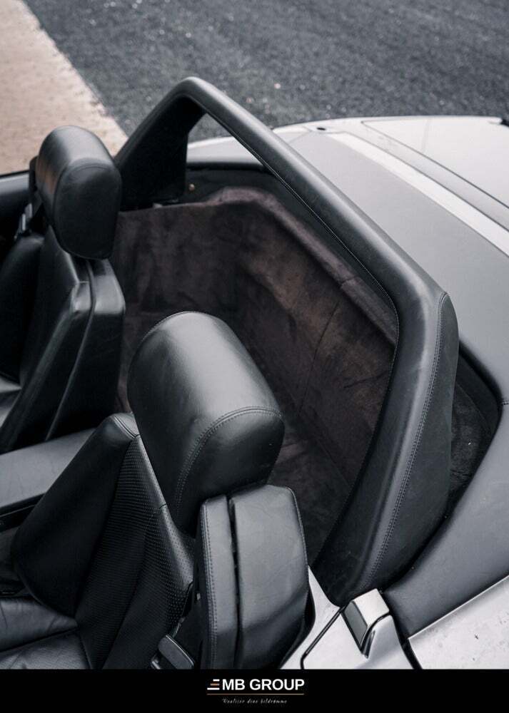 Gul Mercedes 500 SL fra 1990 set indefra