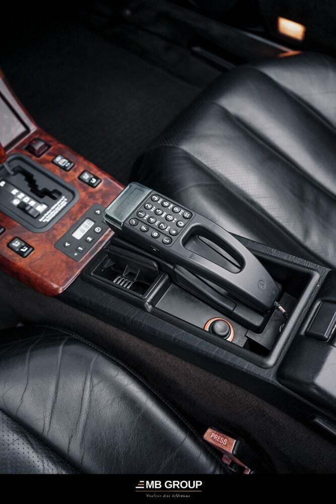 Gul Mercedes 500 SL fra 1990