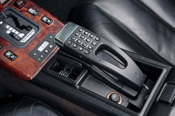 Gul Mercedes 500 SL fra 1990 set indefra