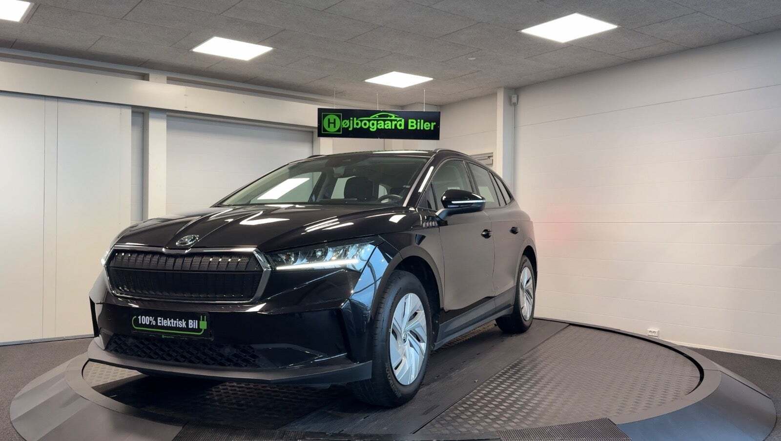 Sort Skoda Enyaq fra 2023 set udefra