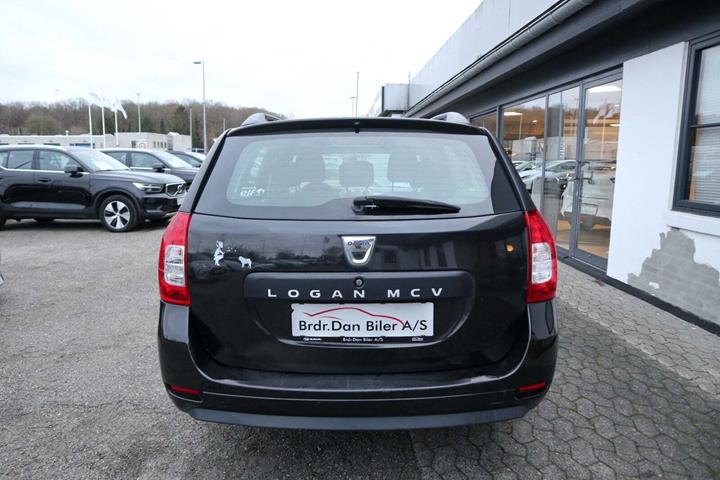 Sort Dacia Logan fra 2014 set udefra