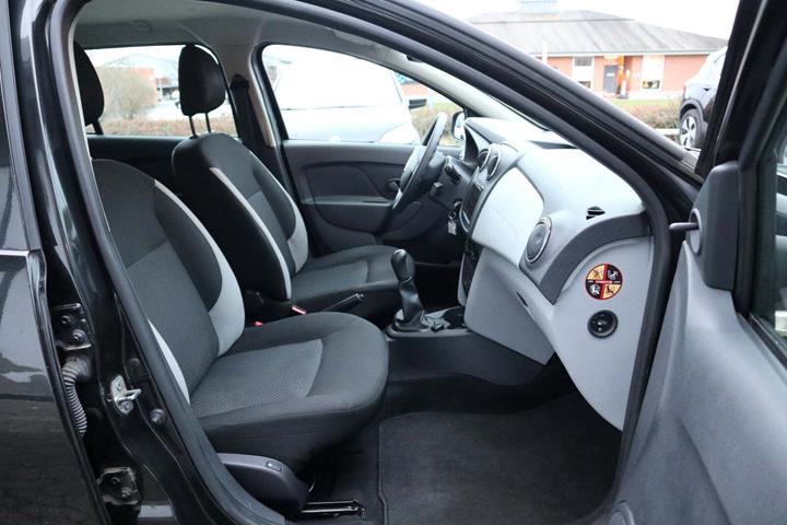 Sort Dacia Logan fra 2014