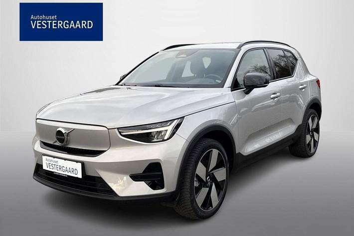 Sølv Volvo XC40 fra 2024 set udefra