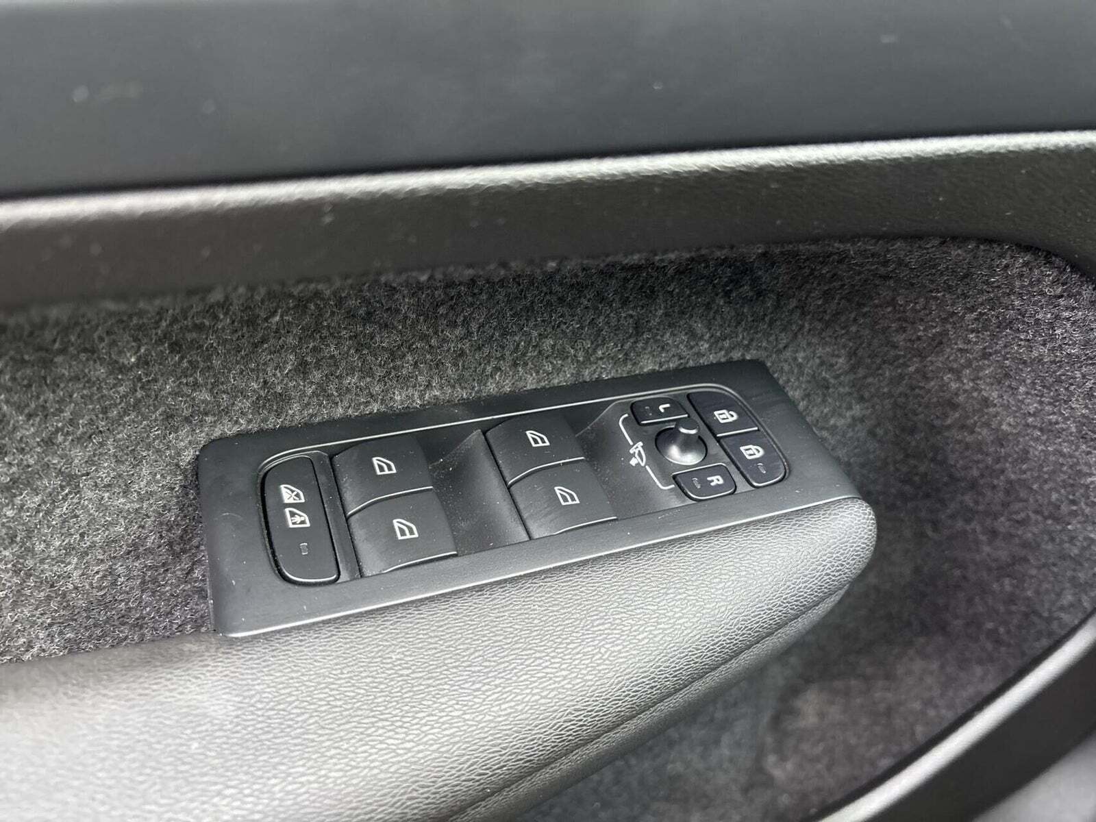 Sølv Volvo XC40 fra 2024