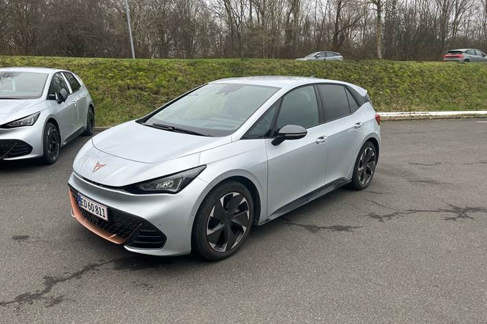 Grå Cupra Born fra 2024 set udefra