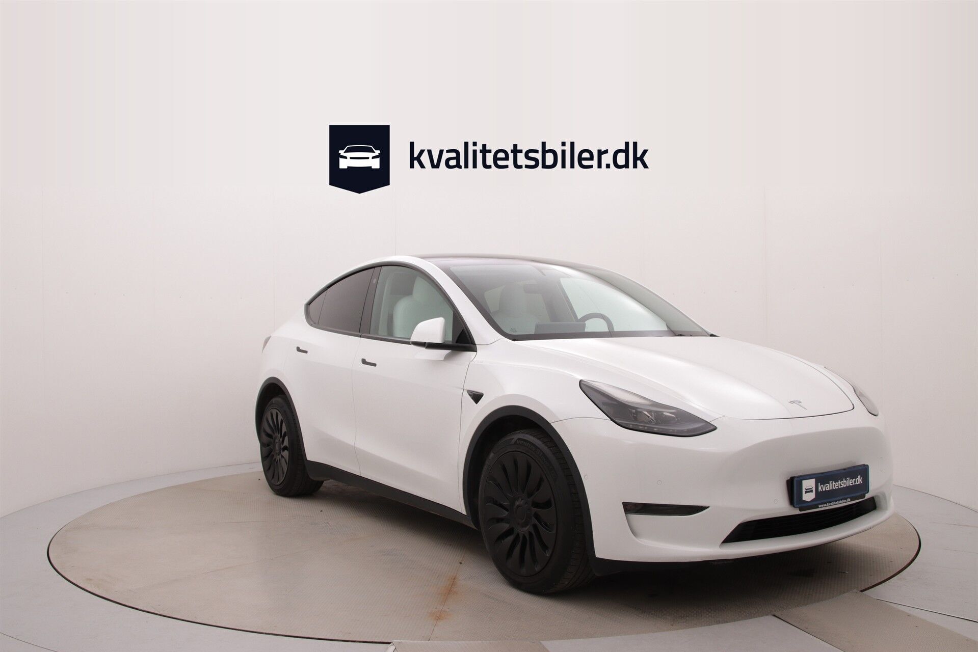 Hvid Tesla Model Y fra 2021