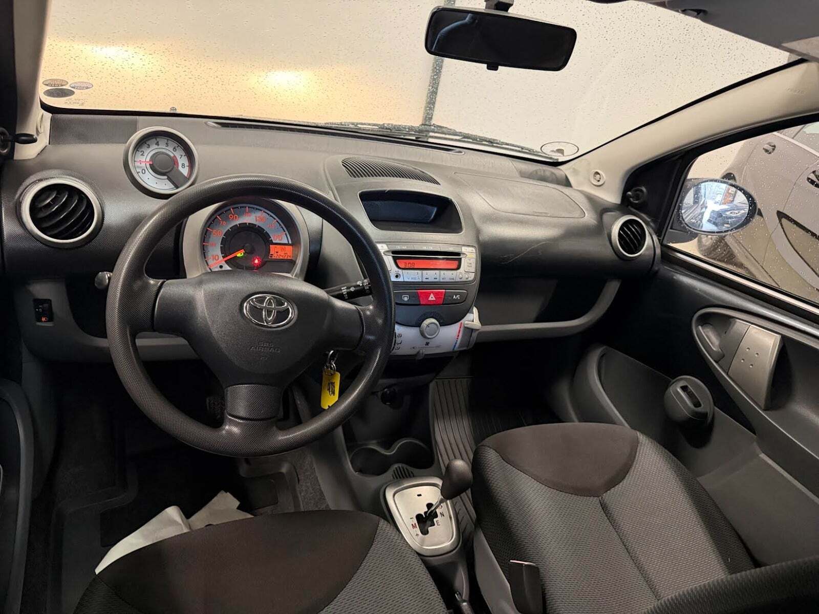 Grå Toyota Aygo fra 2005