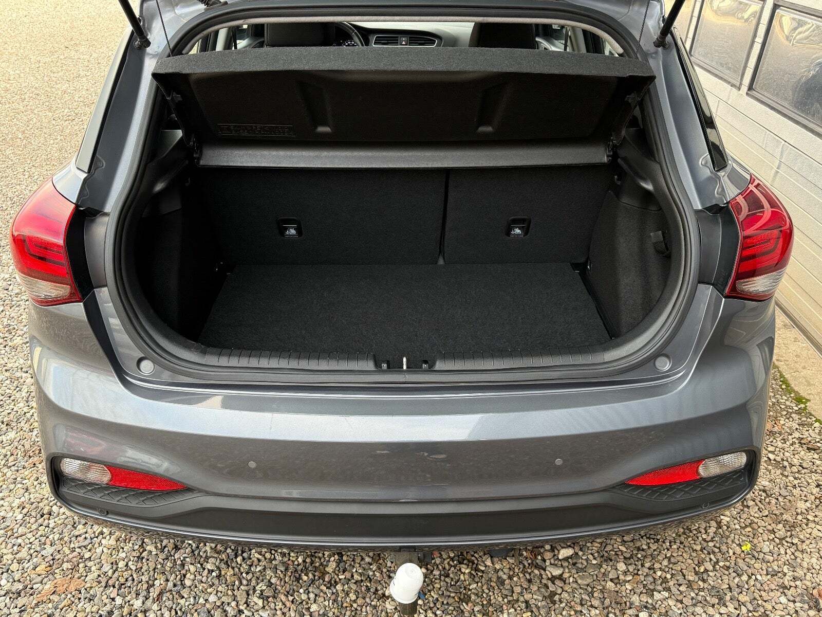 Grå Hyundai i20 fra 2019