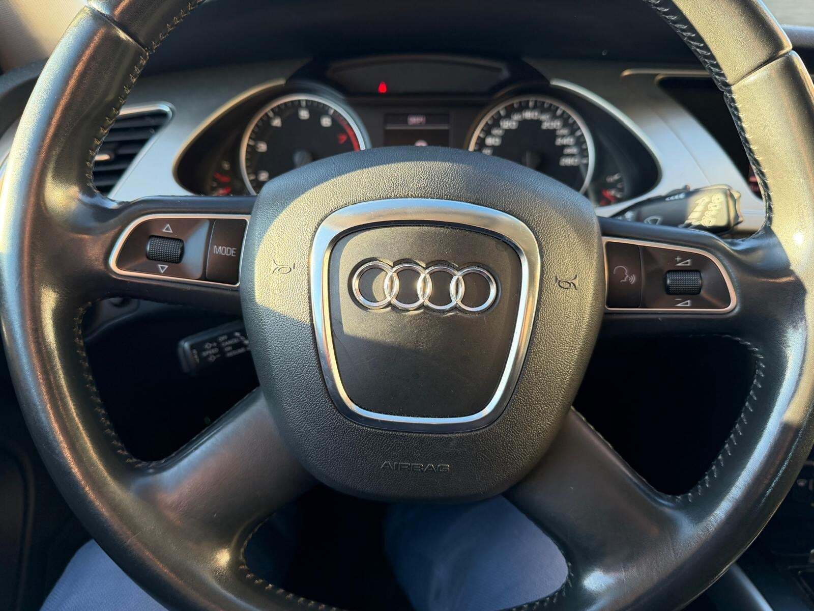 Grå Audi A4 fra 2012