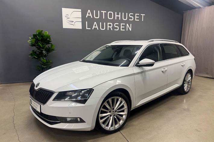 Hvid Skoda Superb fra 2017 set udefra