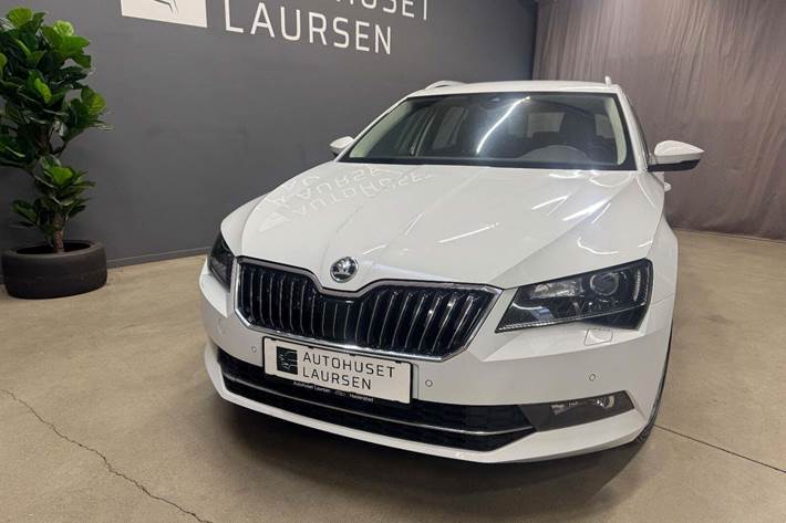 Hvid Skoda Superb fra 2017
