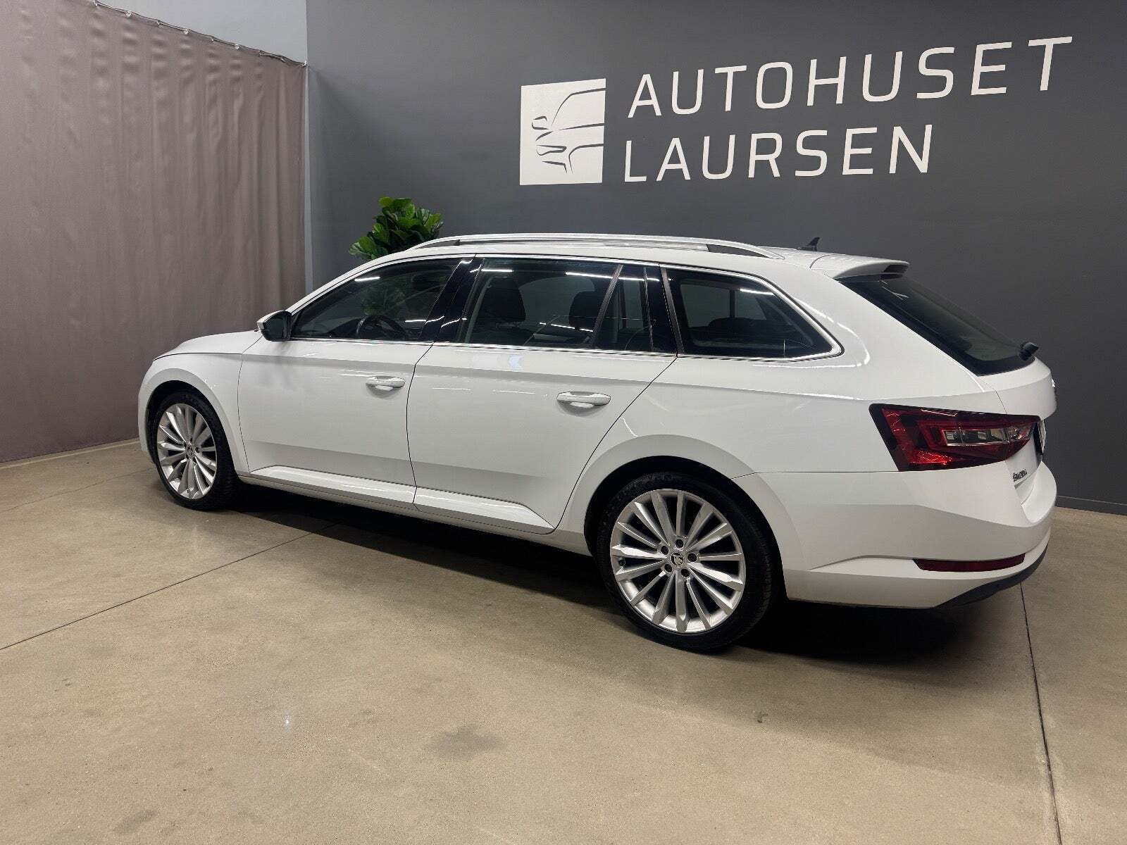 Hvid Skoda Superb fra 2017