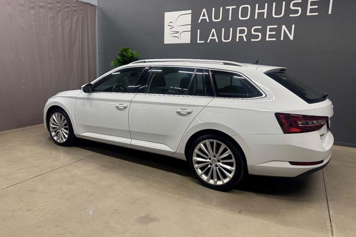 Hvid Skoda Superb fra 2017
