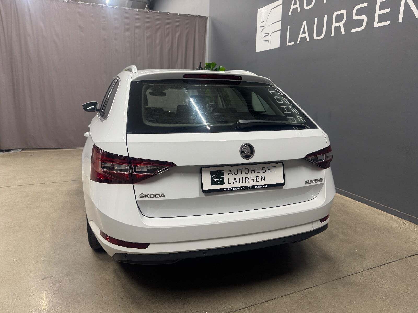 Hvid Skoda Superb fra 2017