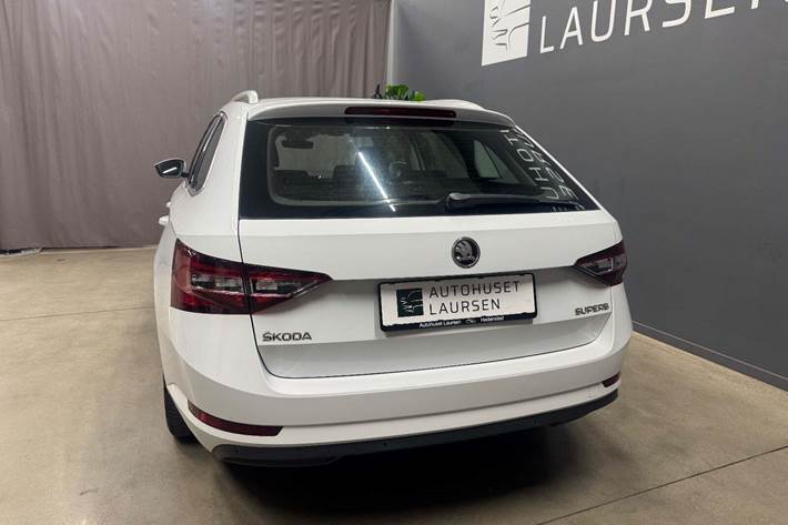 Hvid Skoda Superb fra 2017