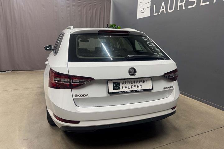 Hvid Skoda Superb fra 2017