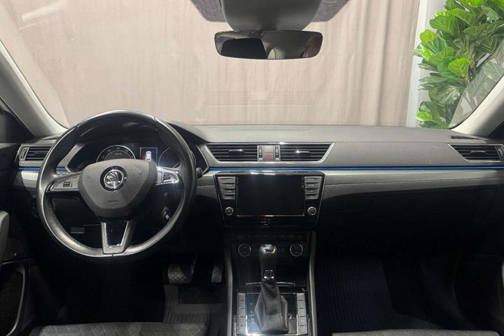Hvid Skoda Superb fra 2017