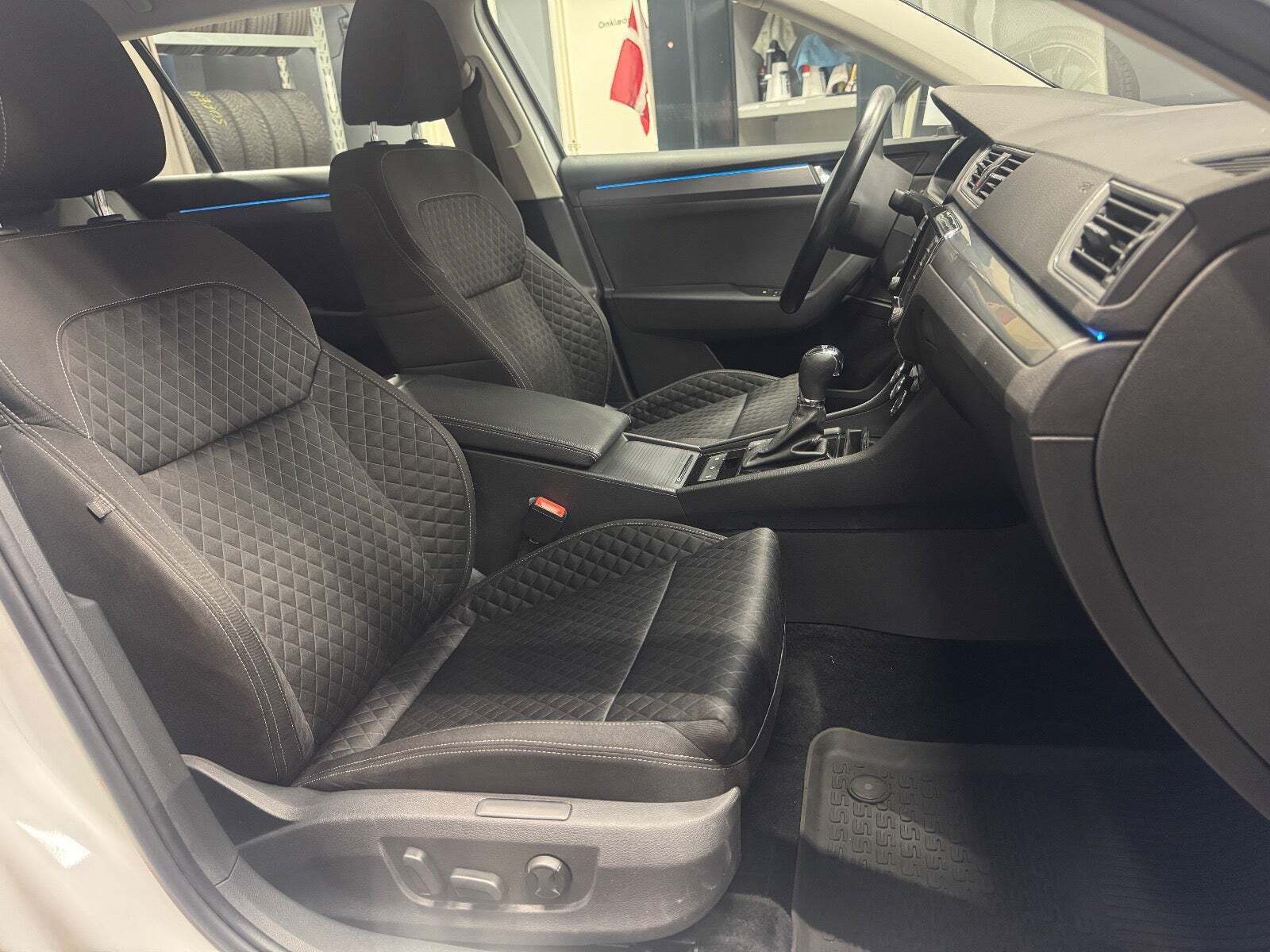 Hvid Skoda Superb fra 2017