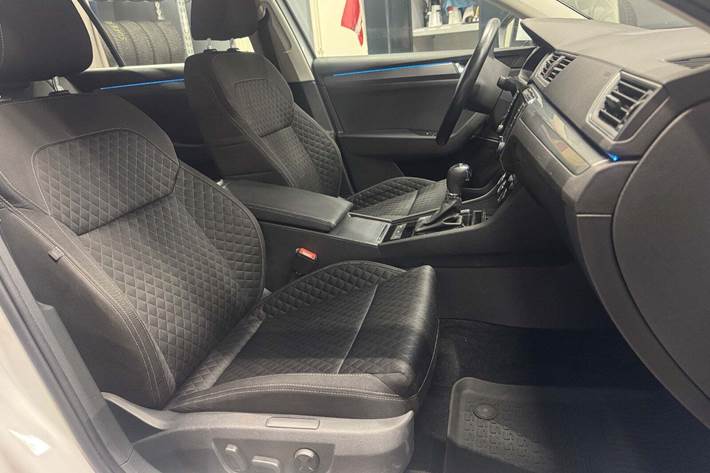 Hvid Skoda Superb fra 2017