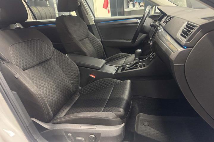 Hvid Skoda Superb fra 2017