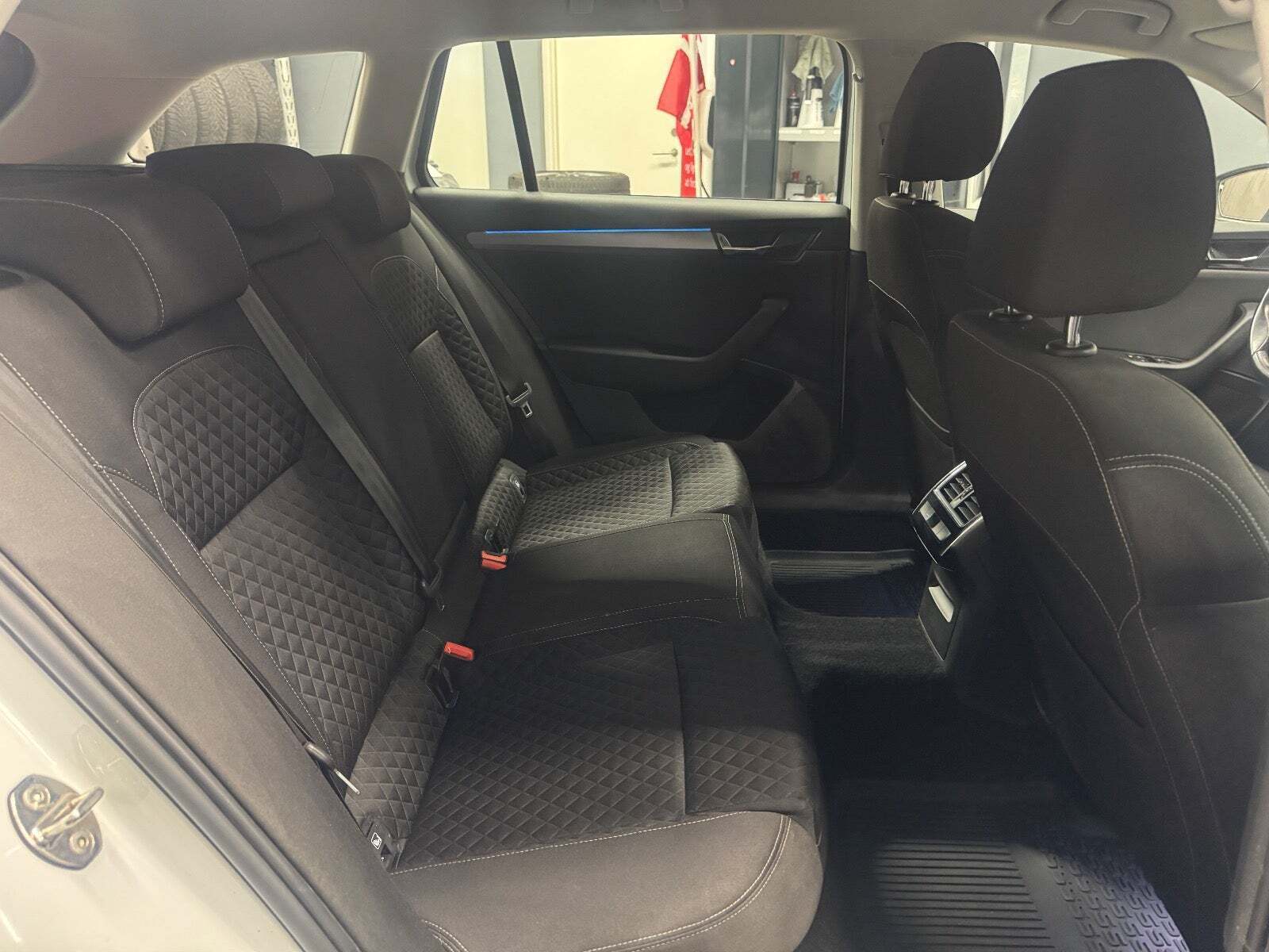Hvid Skoda Superb fra 2017