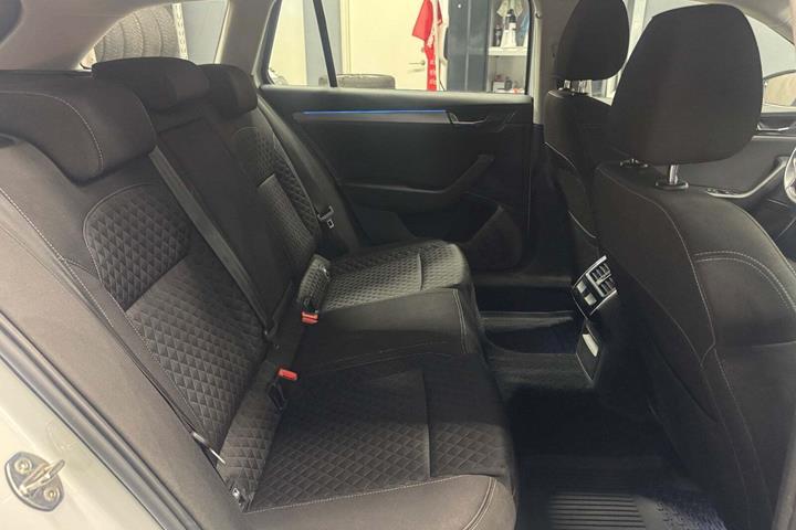 Hvid Skoda Superb fra 2017