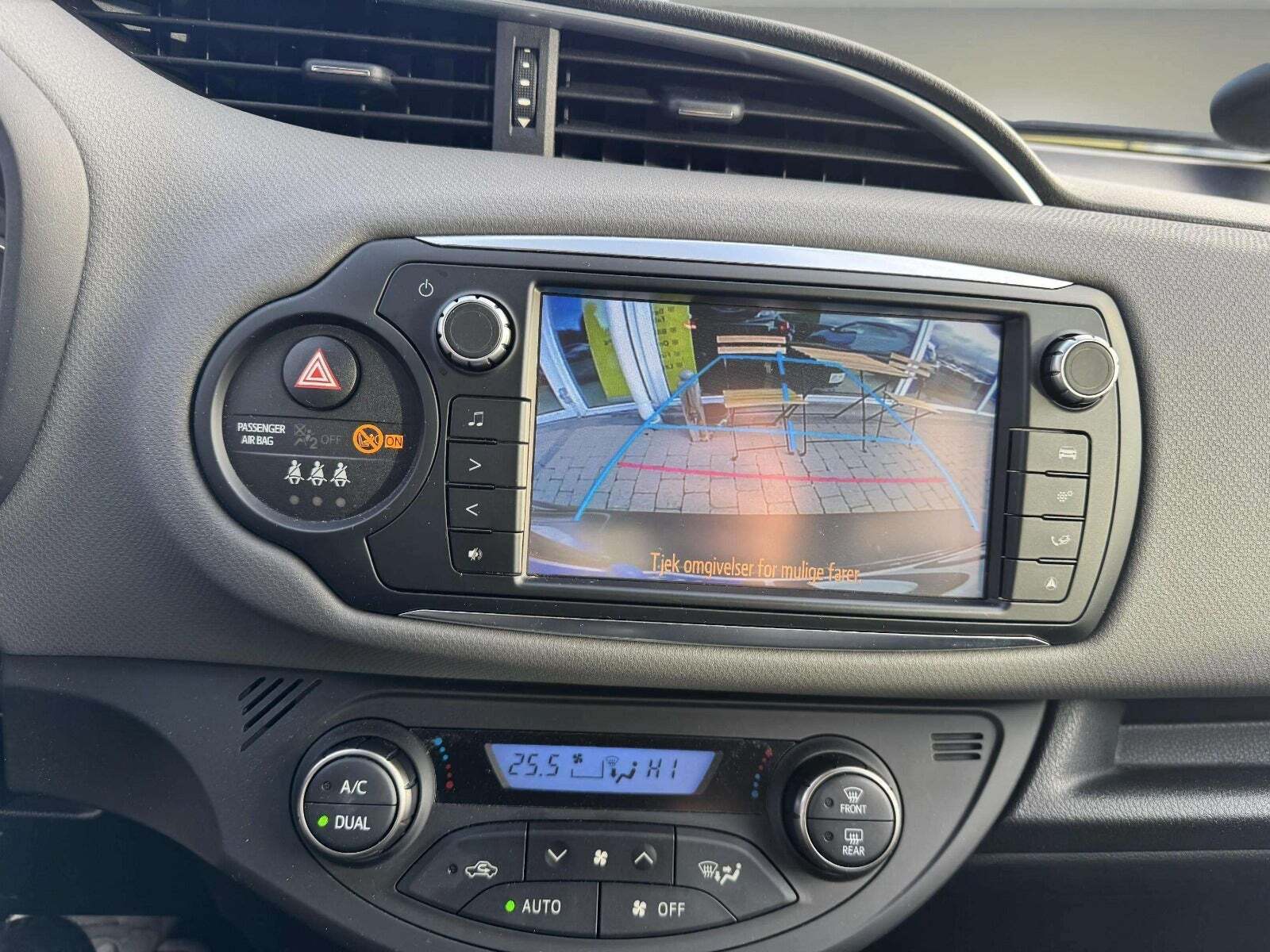 Grå Toyota Yaris fra 2015