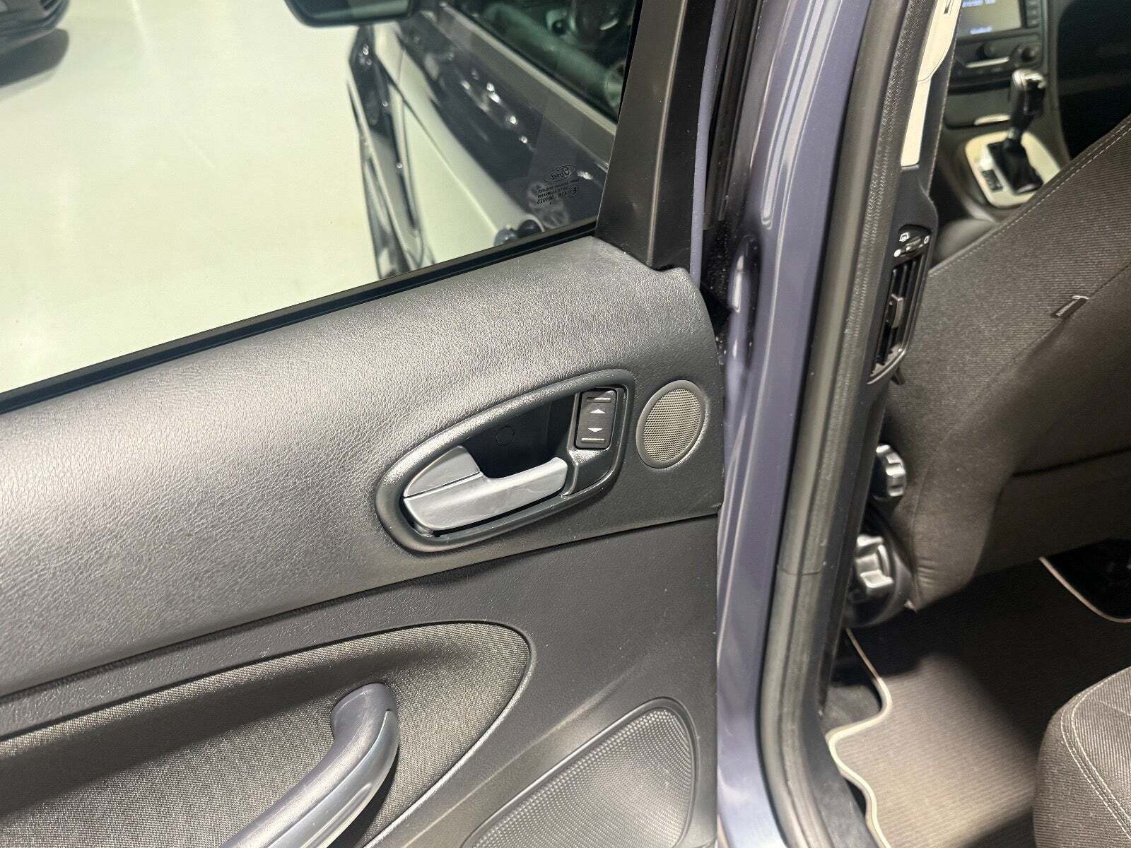 Grå Ford S-MAX fra 2014