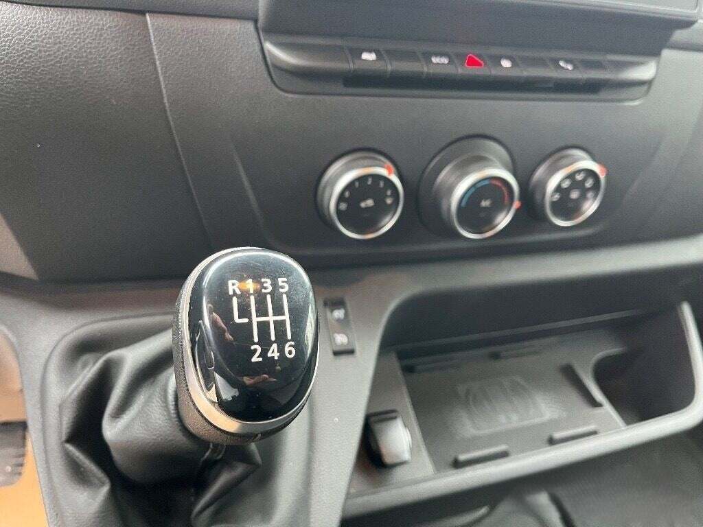 Hvid Renault Master IV T35 fra 2021