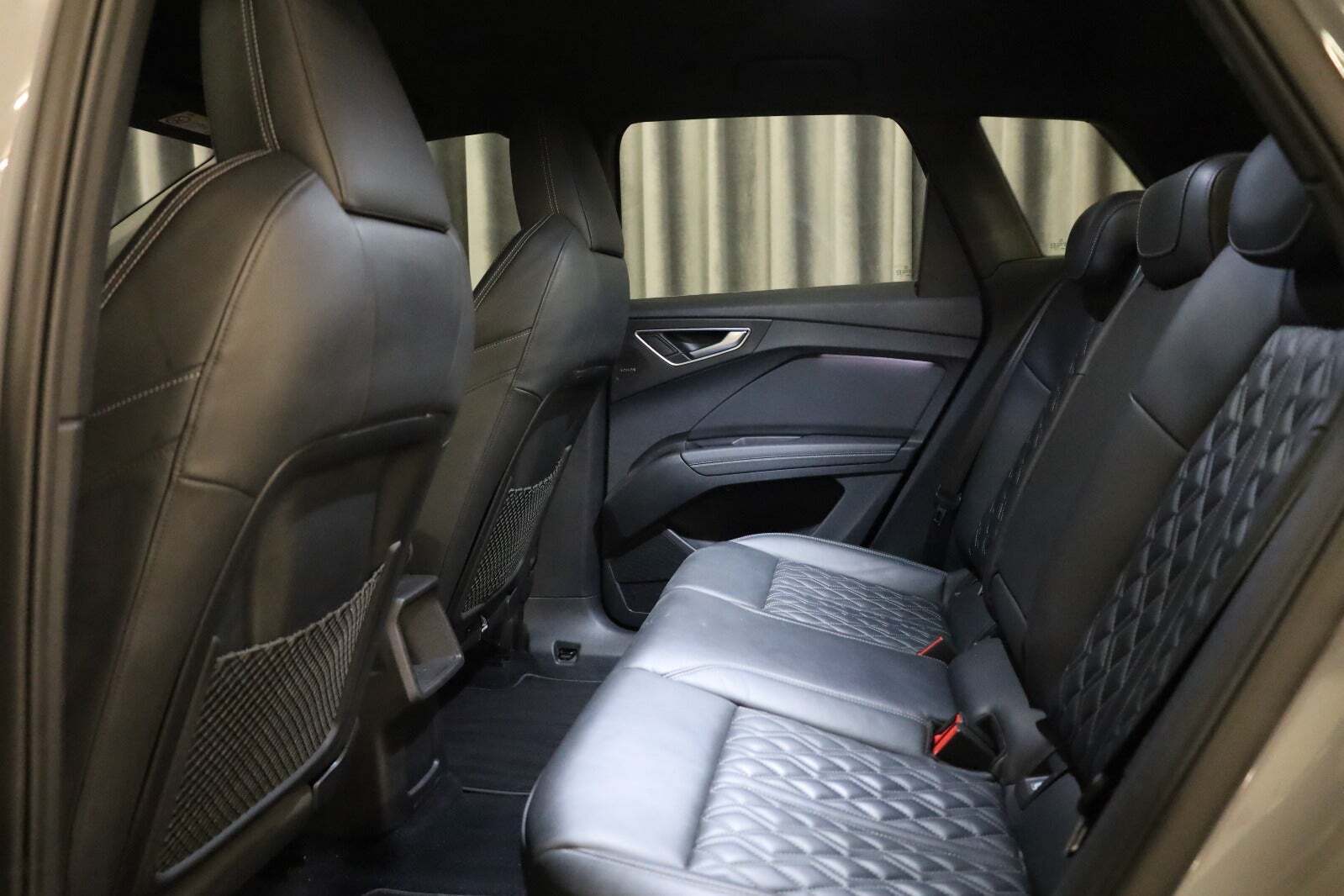 Grå Audi Q4 e-tron fra 2022