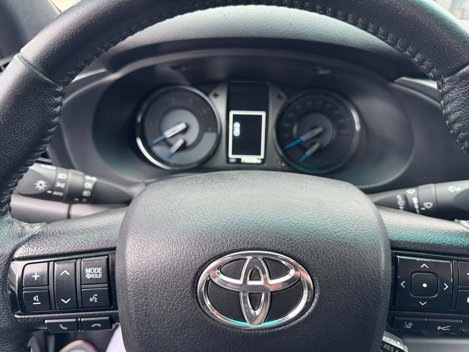 Grå Toyota HiLux fra 2021