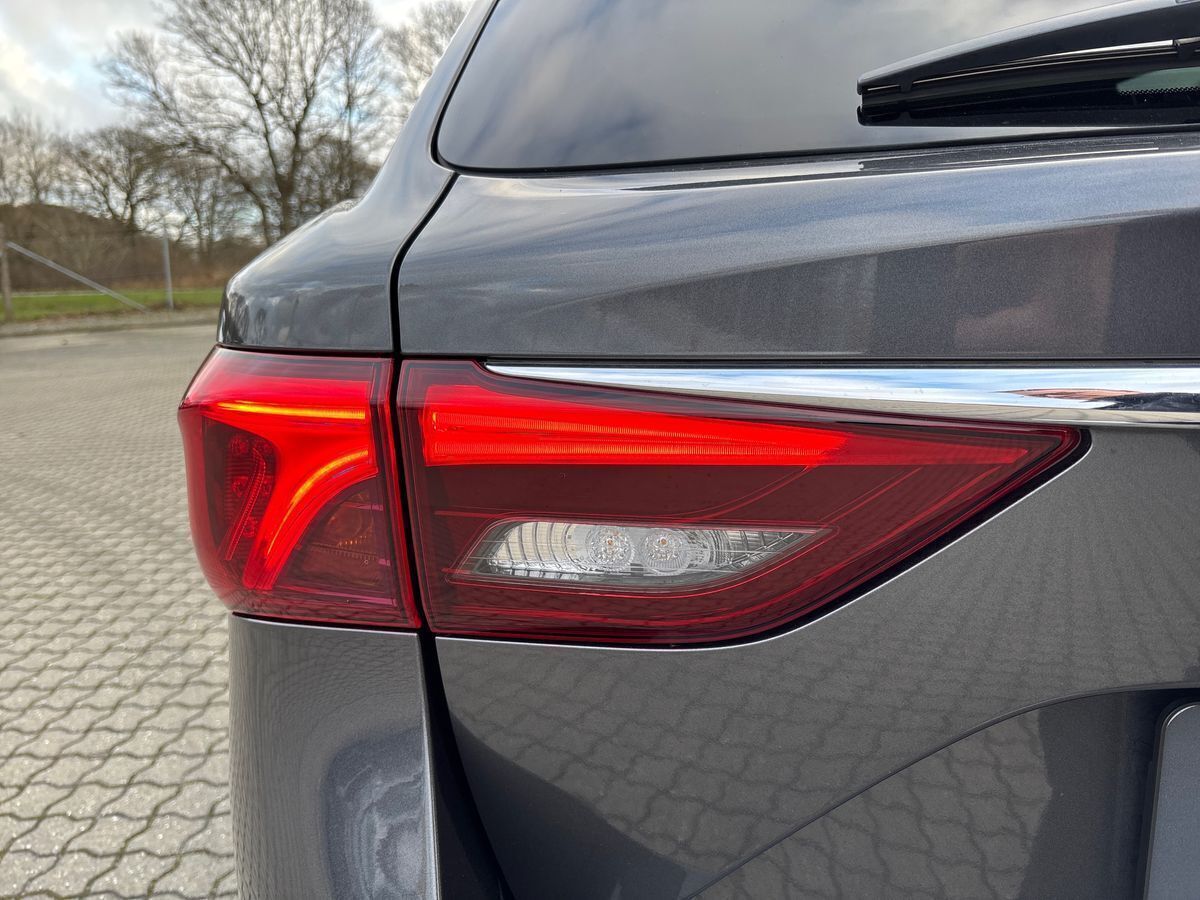 Grå Toyota Avensis fra 2018