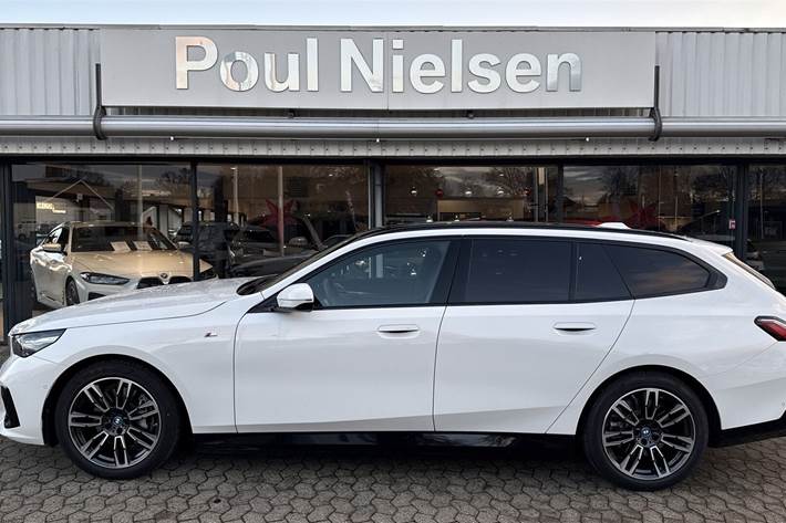 Hvid BMW i5 fra 2024