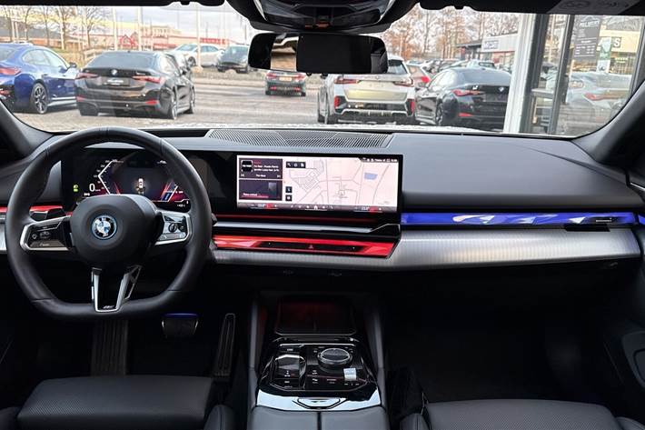 Hvid BMW i5 fra 2024