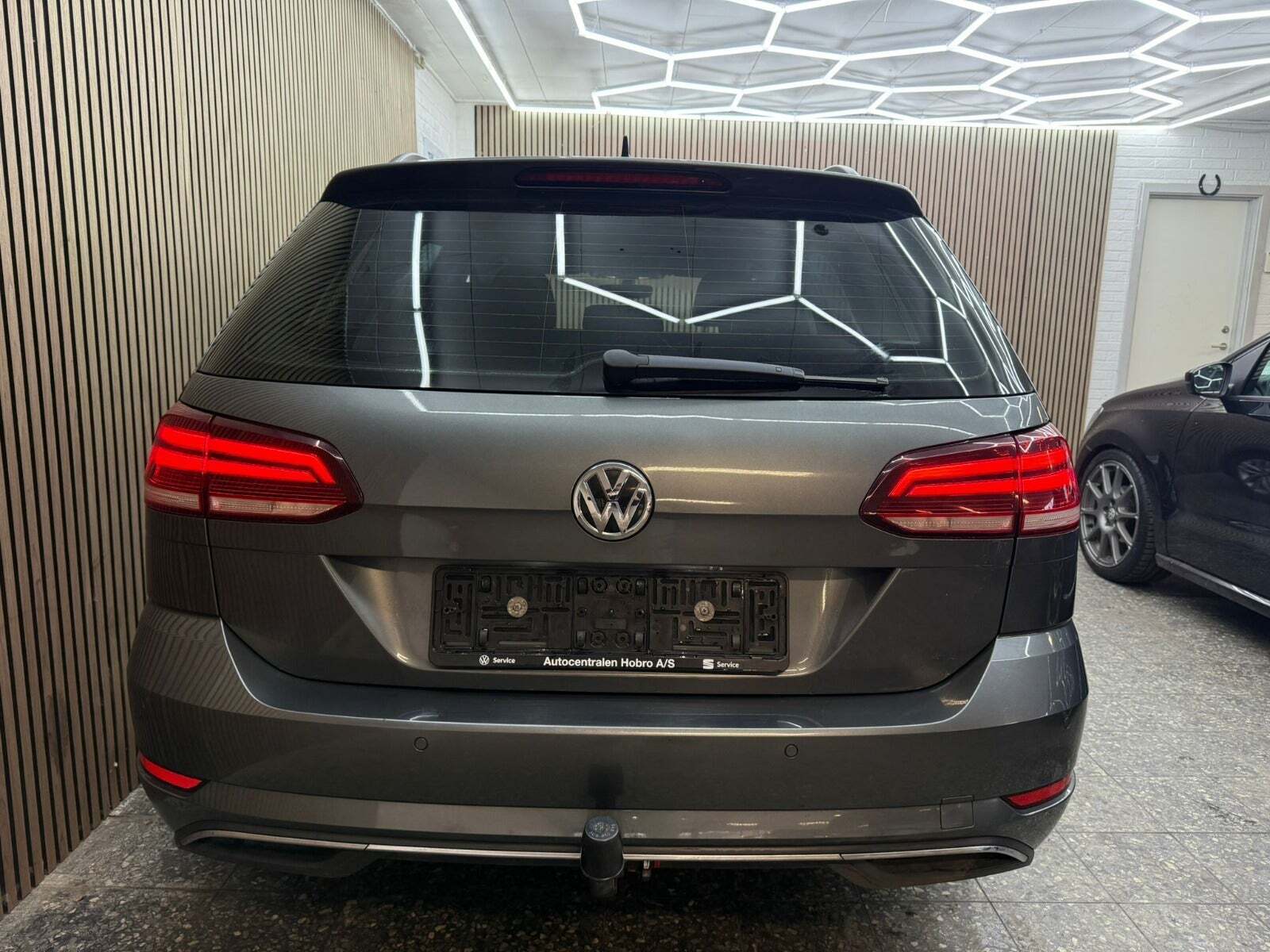 Grå VW Golf VII fra 2019