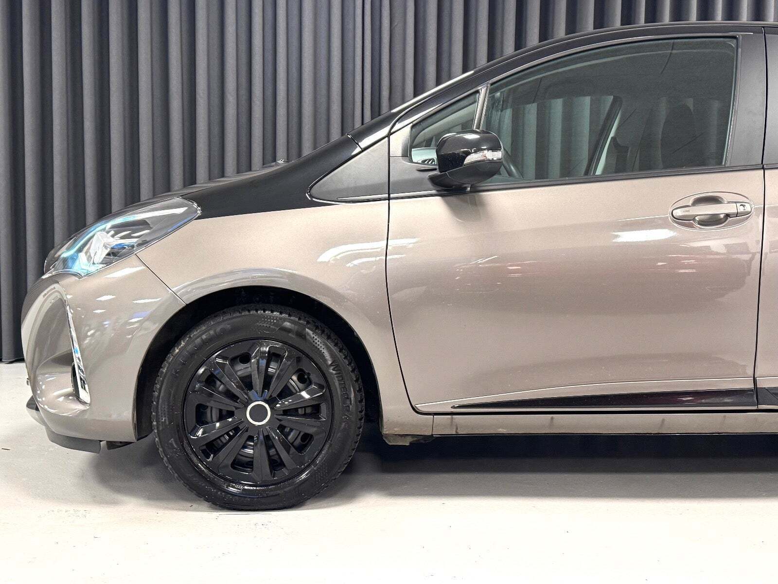 Grå Toyota Yaris fra 2018