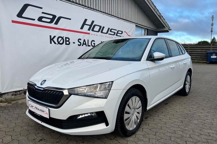 Hvid Skoda Scala fra 2020 set udefra
