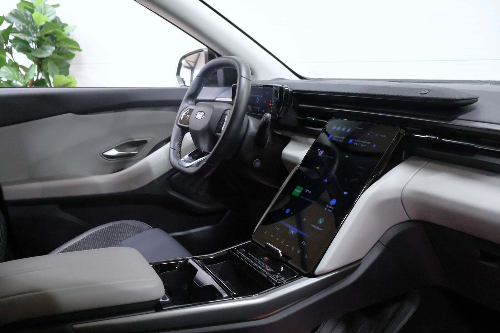 Ford Explorer 82 Select Extended Range