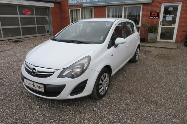 Hvid Opel Corsa fra 2014 set udefra