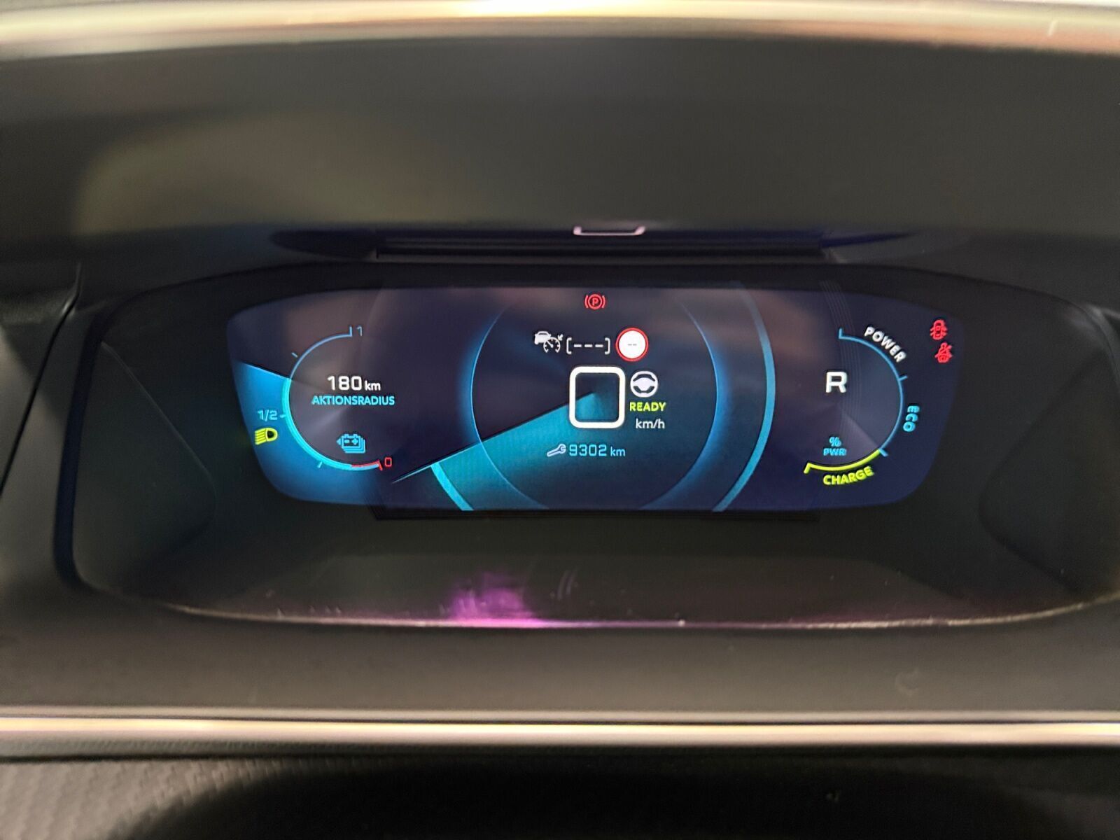 Grå Peugeot e-208 fra 2023