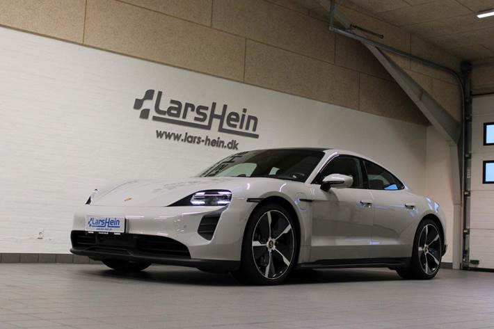 Grå Porsche Taycan 4S fra 2021 set udefra