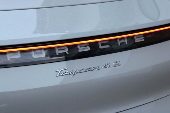 Grå Porsche Taycan 4S fra 2021