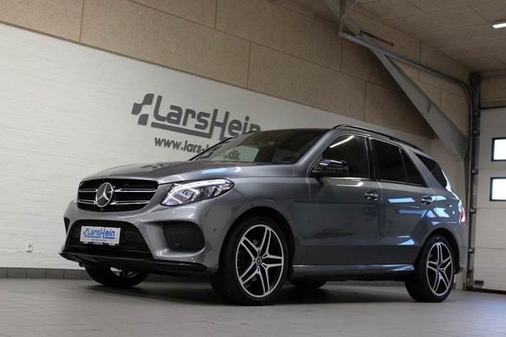 Grå Mercedes GLE350 d fra 2017 set udefra
