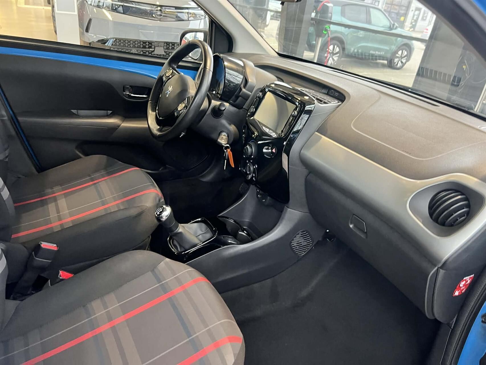 Blå Peugeot 108 fra 2016