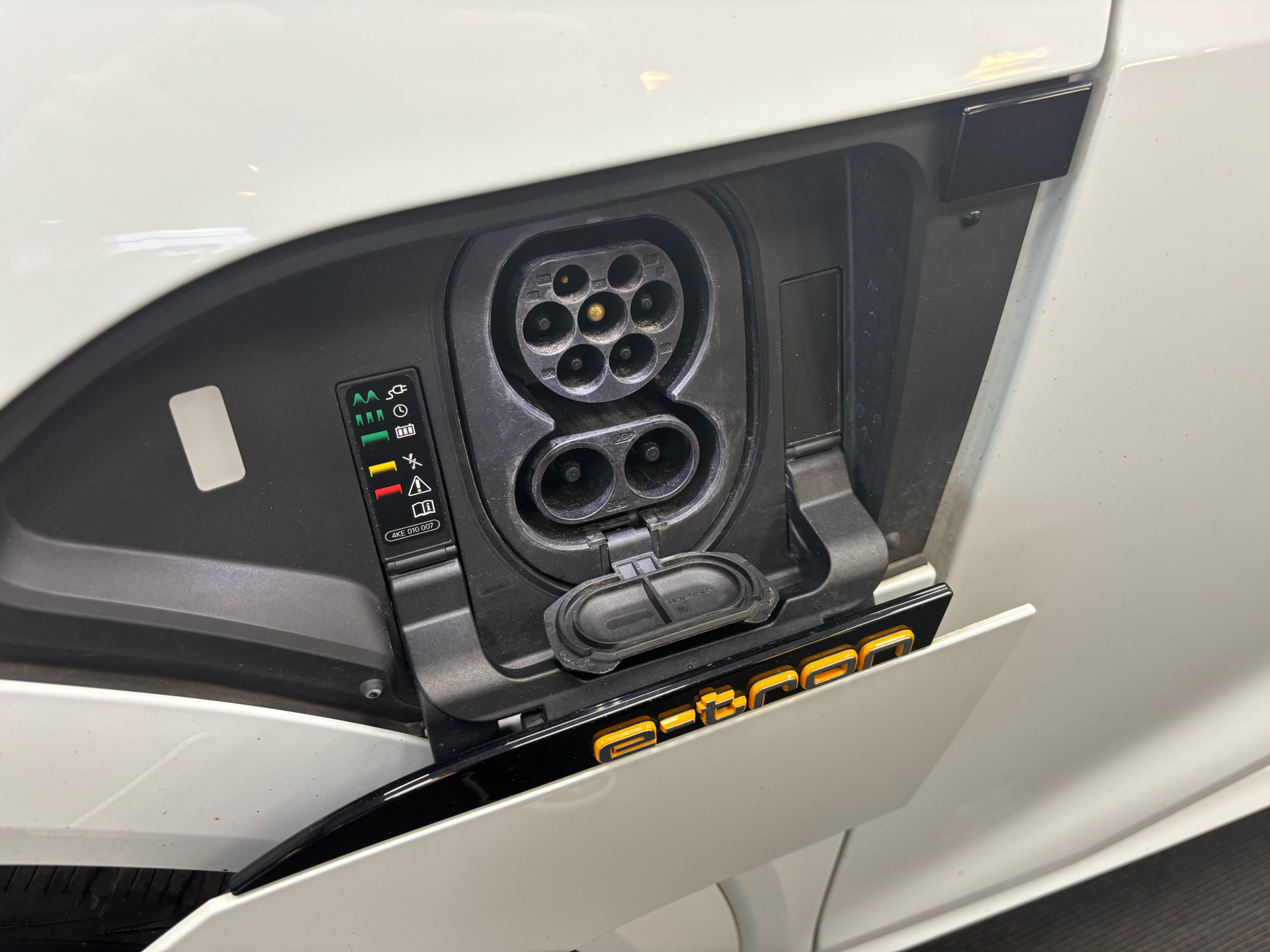 Hvid Audi e-tron fra 2020