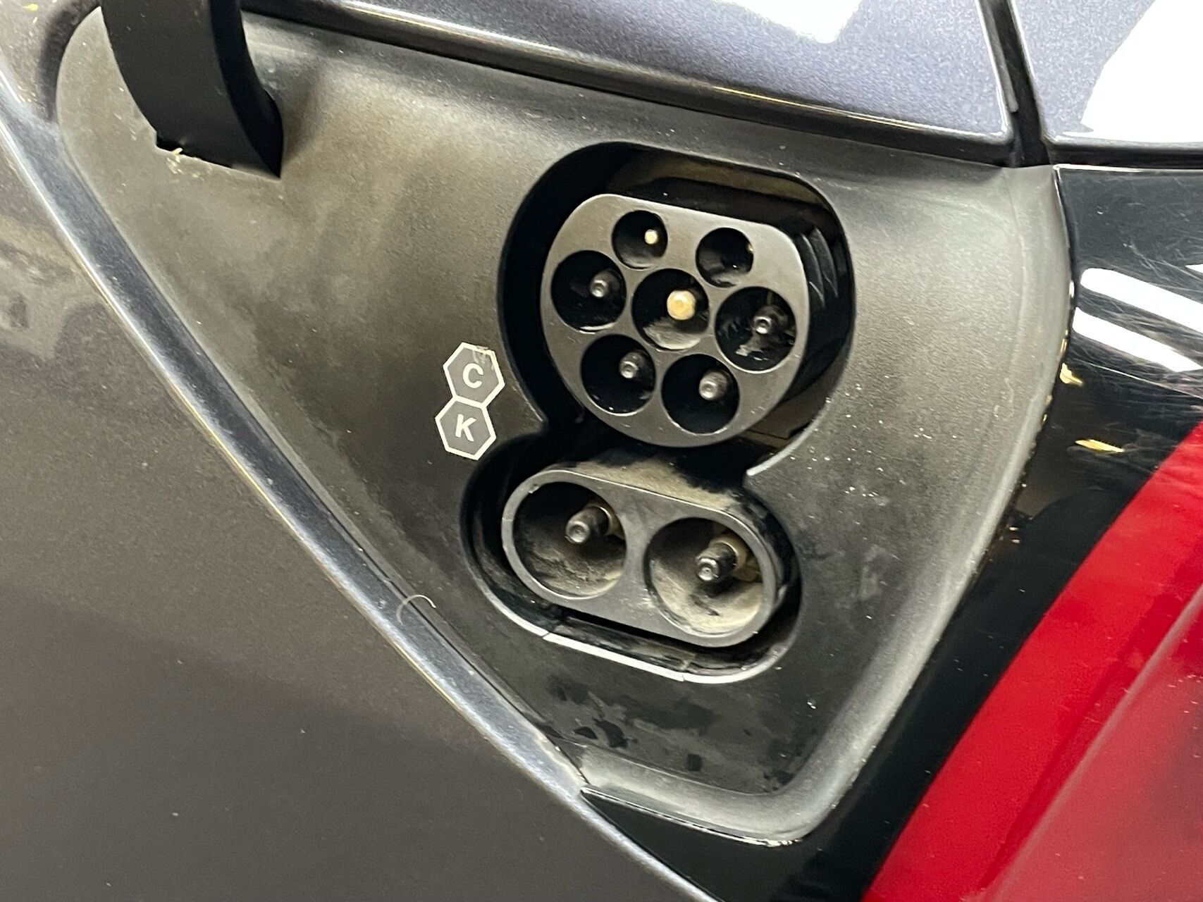 Grå Tesla Model 3 fra 2021