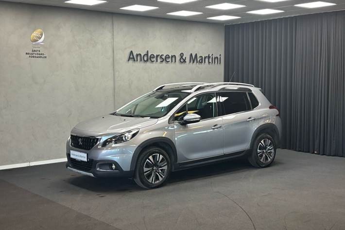 Sølv Peugeot 2008 fra 2019 set udefra