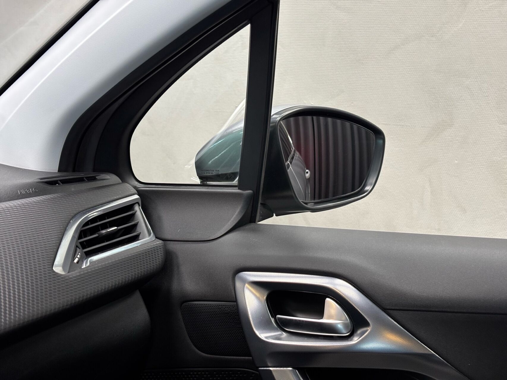 Sølv Peugeot 2008 fra 2019