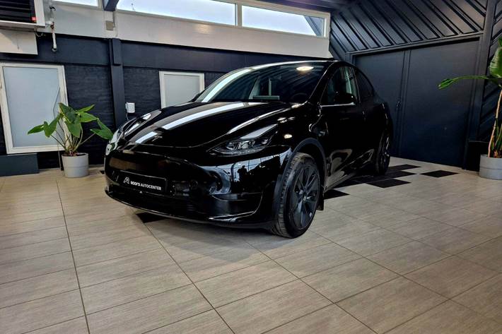 Sort Tesla Model Y fra 2024